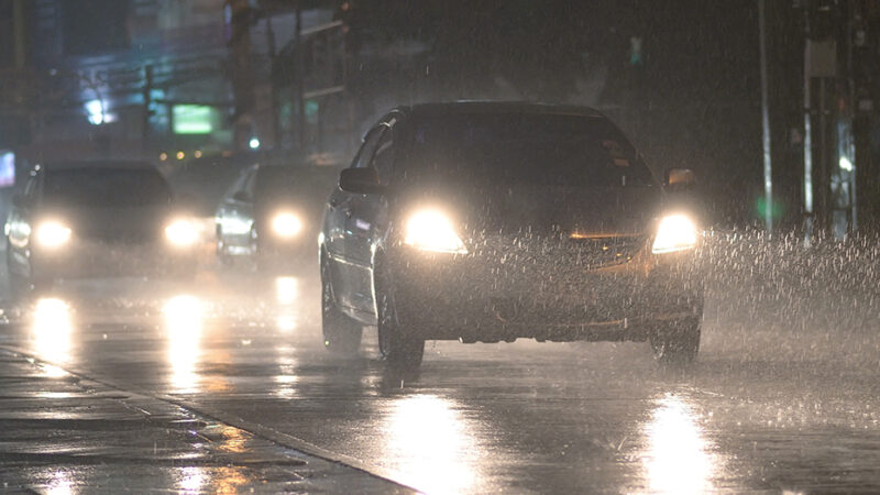 ¿Cómo evitar accidentes viales al manejar bajo la lluvia?