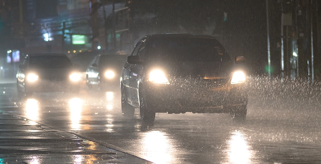 ¿Cómo evitar accidentes viales al manejar bajo la lluvia?