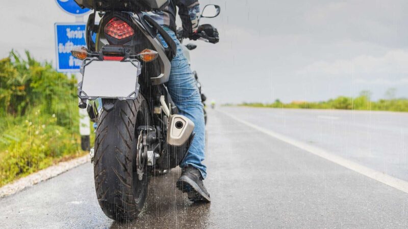 Tips para manejar tu moto en temporada de lluvias